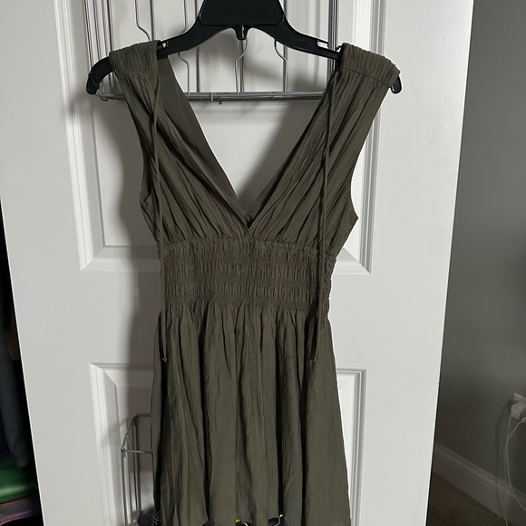 Abercrombie & Fitch Olive Green Sleeveless Smocked Plunge Crinkle Mini Dress - Picture 3 of 3